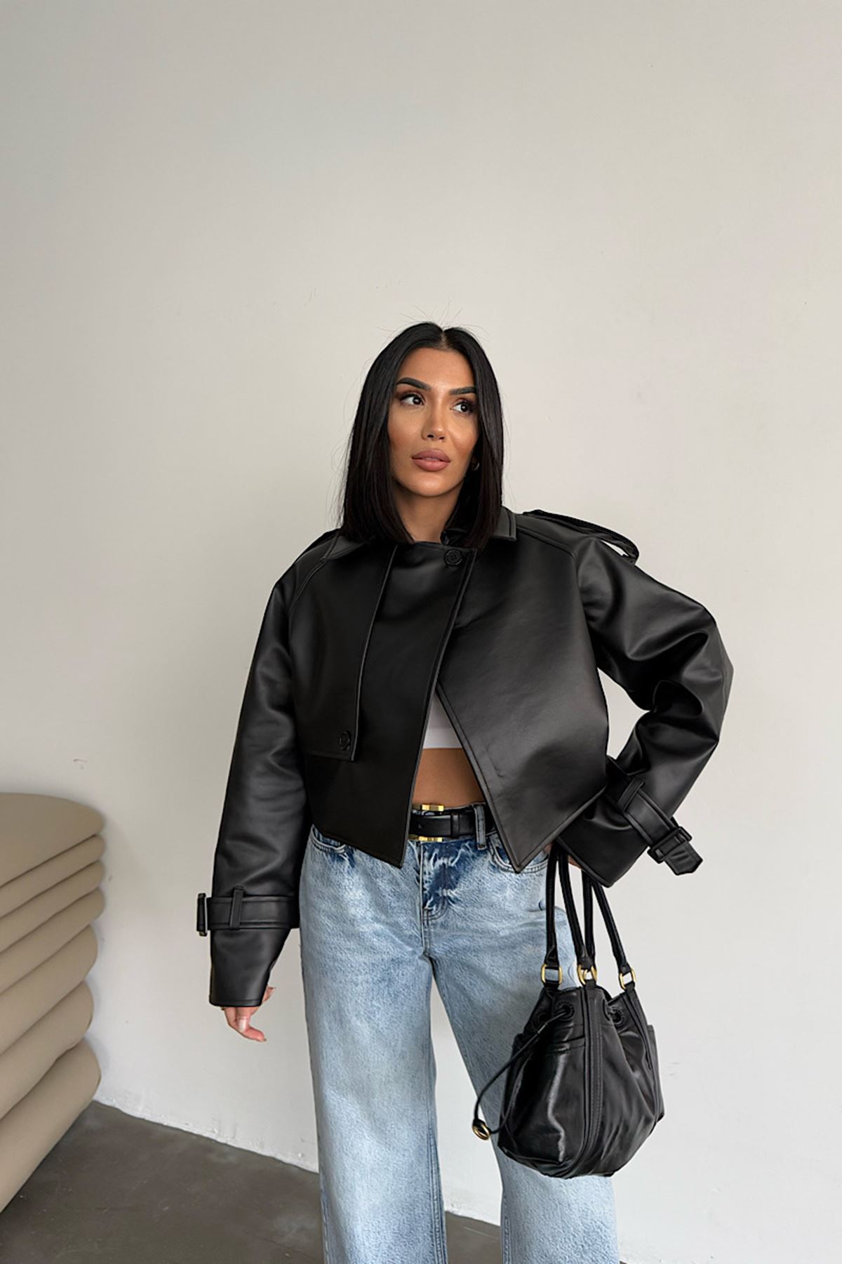 Premium Dik Yaka Kemer Tokalı Oversize Crop Suni Deri Kadın Ceket