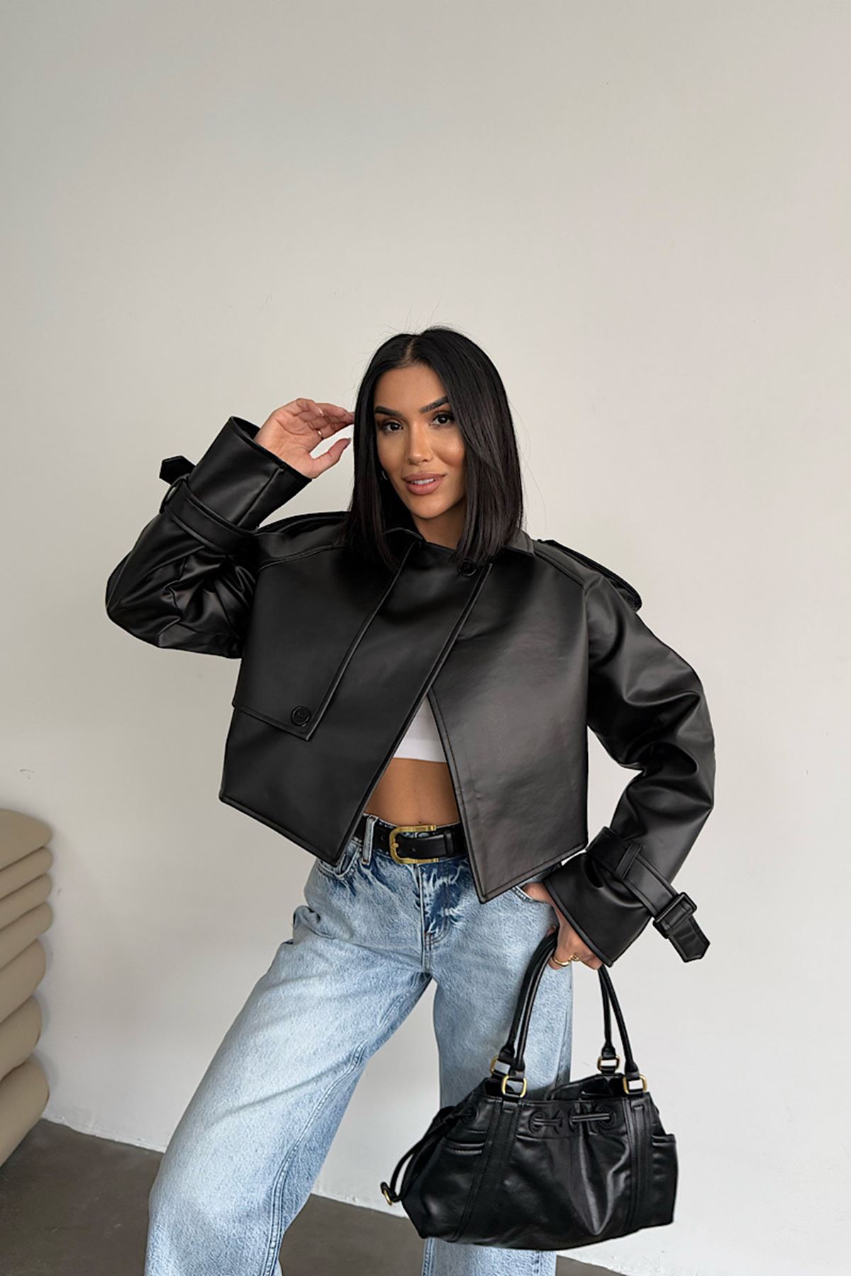 Premium Dik Yaka Kemer Tokalı Oversize Crop Suni Deri Kadın Ceket