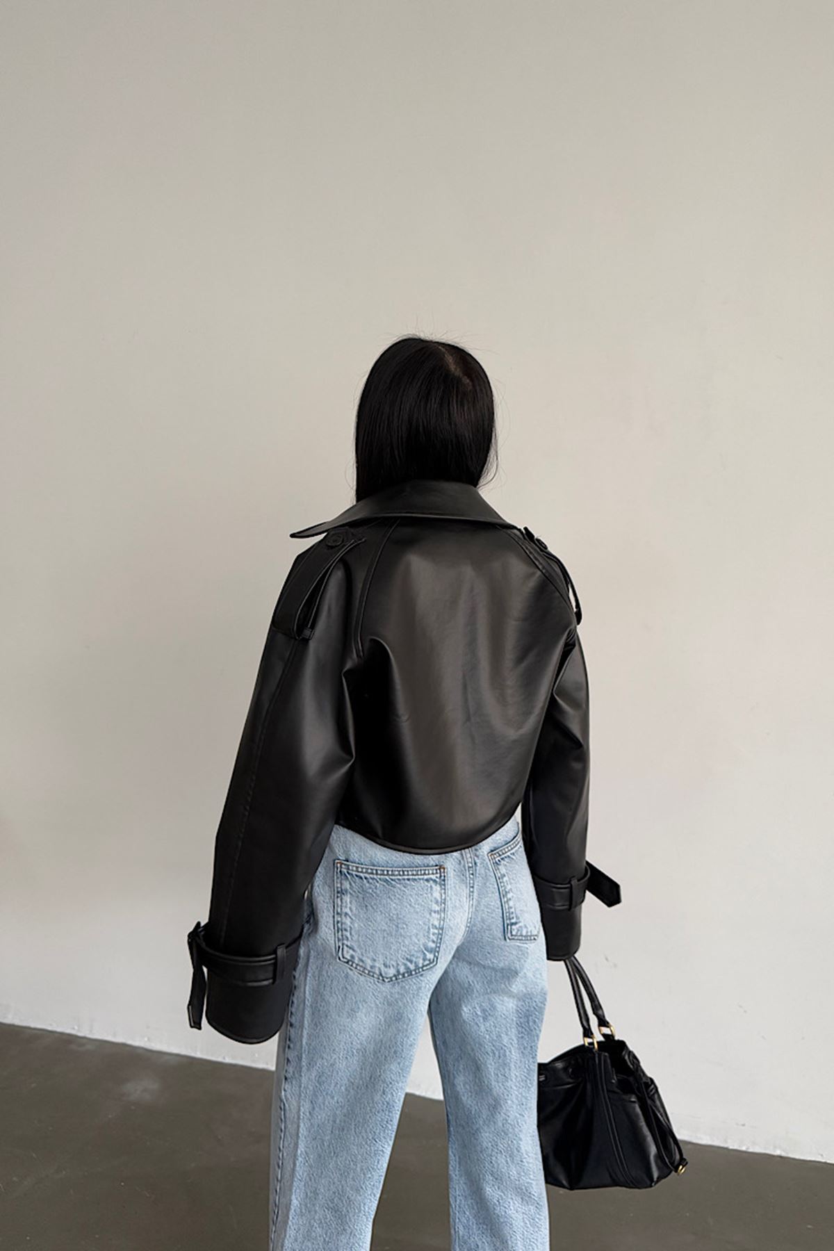 Premium Dik Yaka Kemer Tokalı Oversize Crop Suni Deri Kadın Ceket