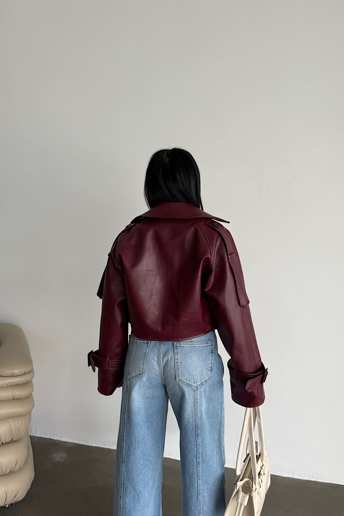 Premium Dik Yaka Kemer Tokalı Oversize Crop Suni Deri Kadın Ceket 