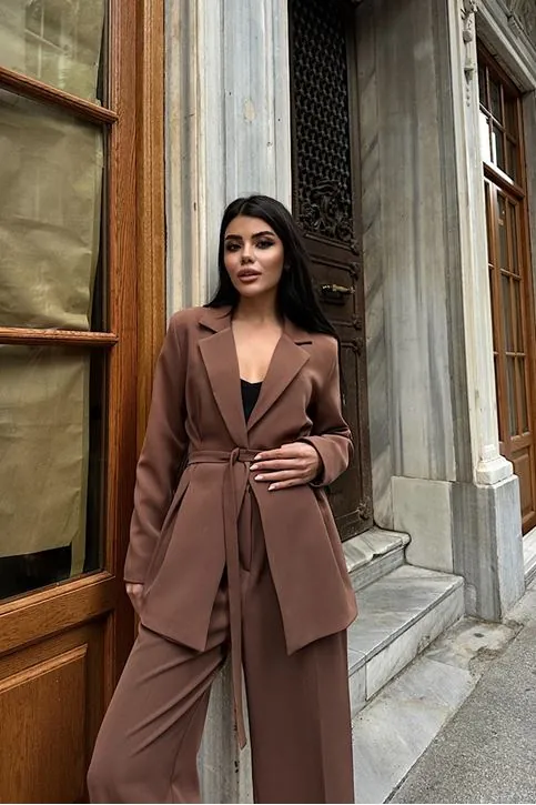Dokuma Kumaş İnce Kemerli Ceket Pantolon Takımı - Kruvaze Ceketli Şık Kadın Takımı Kahverengi