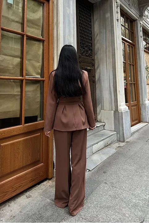 Dokuma Kumaş İnce Kemerli Ceket Pantolon Takımı - Kruvaze Ceketli Şık Kadın Takımı Kahverengi