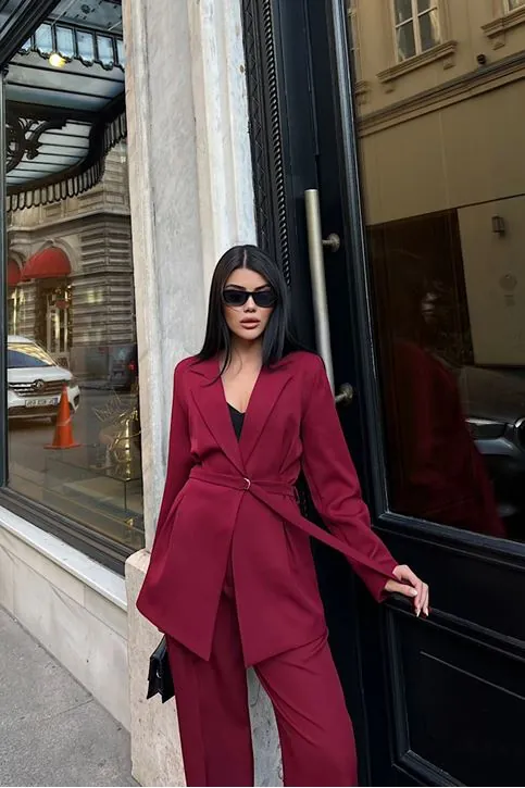 Dokuma Kumaş İnce Kemerli Ceket Pantolon Takımı - Kruvaze Ceketli Şık Kadın Takımı - Bordo