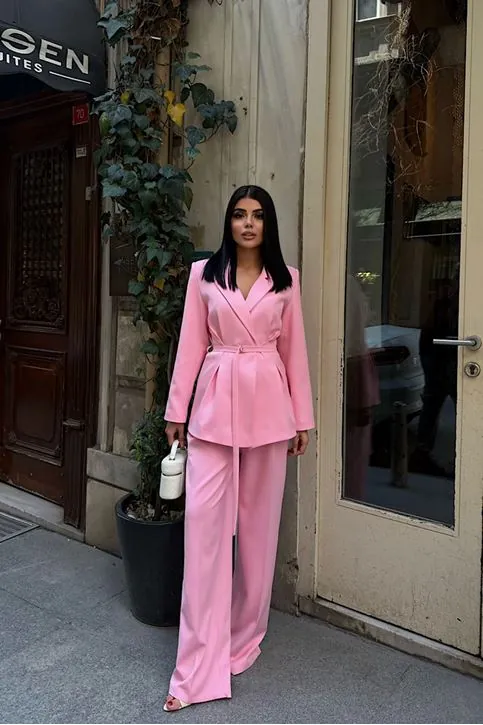 Dokuma Kumaş İnce Kemerli Ceket Pantolon Takımı - Kruvaze Ceketli Şık Kadın Takımı Pembe